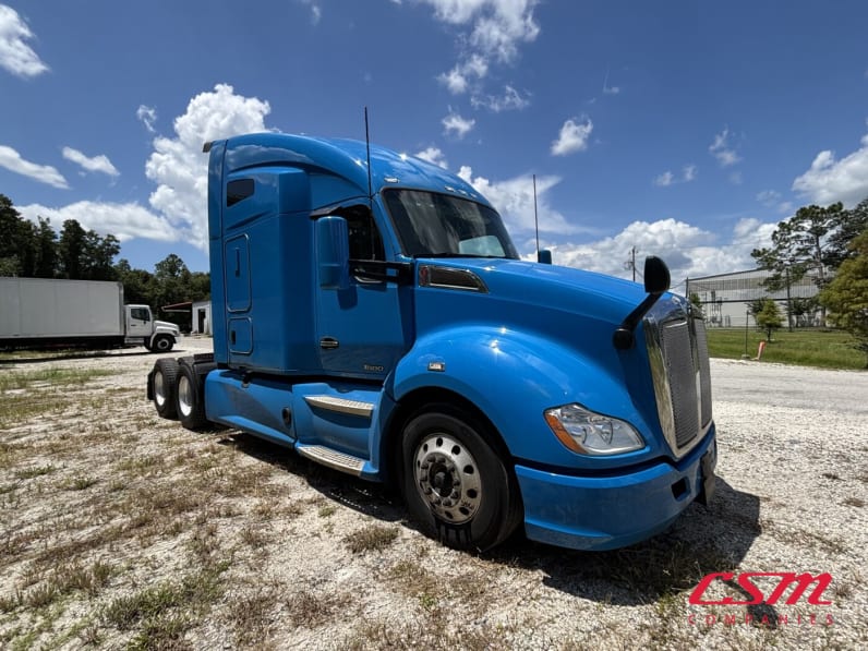 Exterior front passenger side for this 2022 Kenworth T680 (Stock number: UNJ467110)Weeee