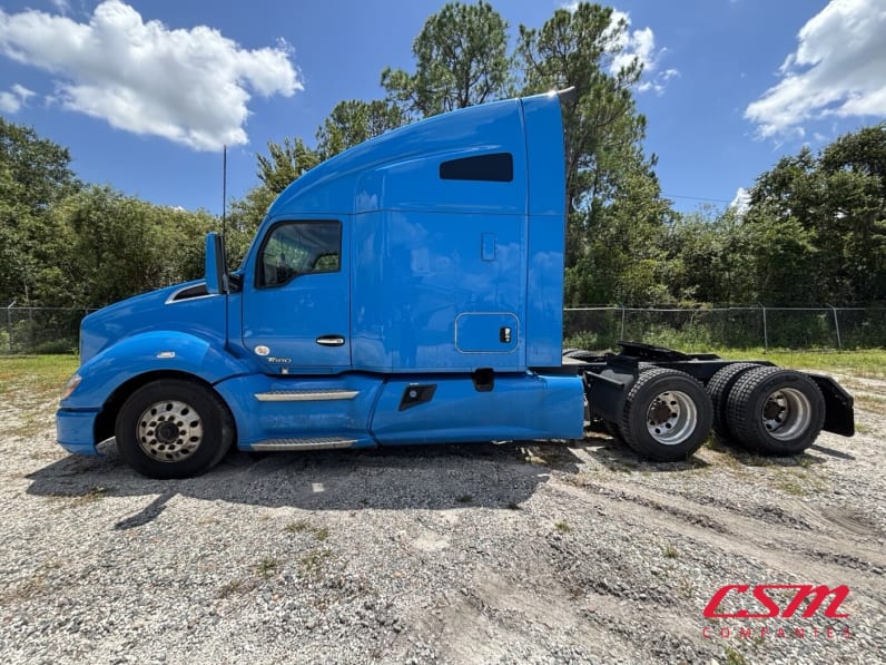 Exterior full driver side for this 2022 Kenworth T680 (Stock number: UNJ467110)Weeee