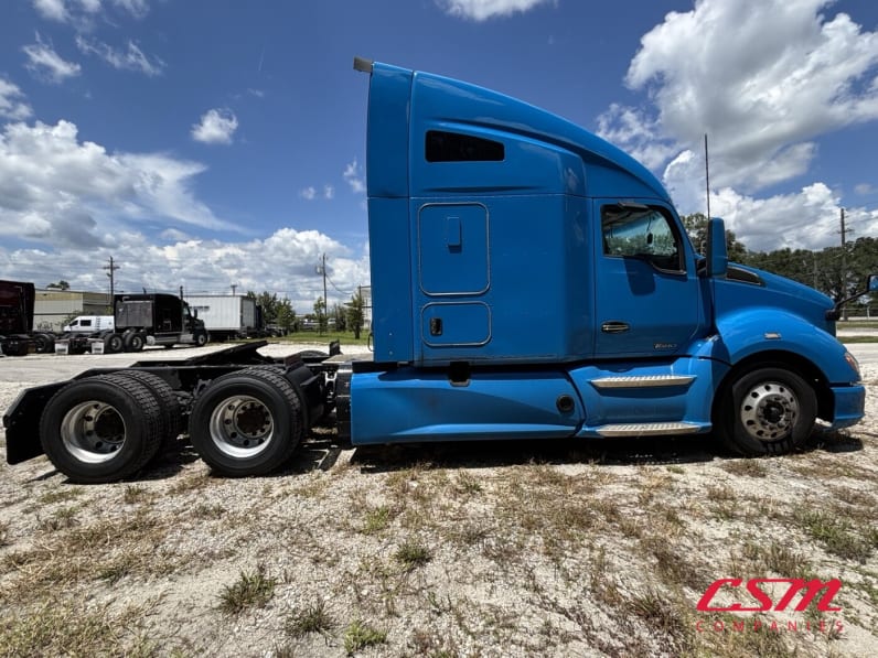 Exterior full passenger side for this 2022 Kenworth T680 (Stock number: UNJ467110)Weeee