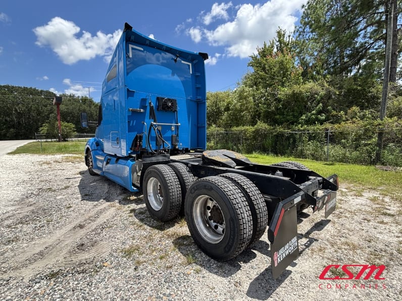 Exterior rear driver side for this 2022 Kenworth T680 (Stock number: UNJ467110)Weeee