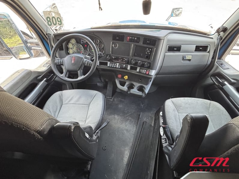 Interior cockpit for this 2022 Kenworth T680 (Stock number: UNJ467110)Weeee