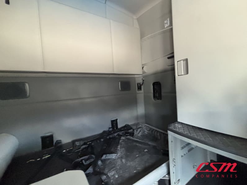 Interior driver side sleeper for this 2022 Kenworth T680 (Stock number: UNJ467110)Weeee