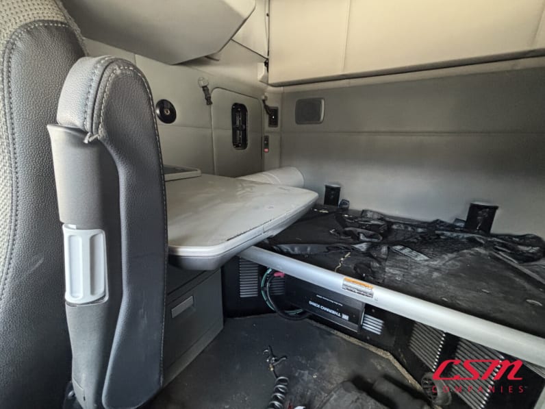 Interior passenger side sleeper for this 2022 Kenworth T680 (Stock number: UNJ467110)Weeee