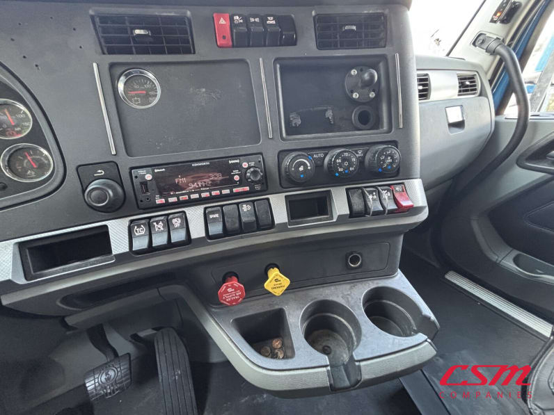 Interior radio and navigation system for this 2022 Kenworth T680 (Stock number: UNJ467110)Weeee