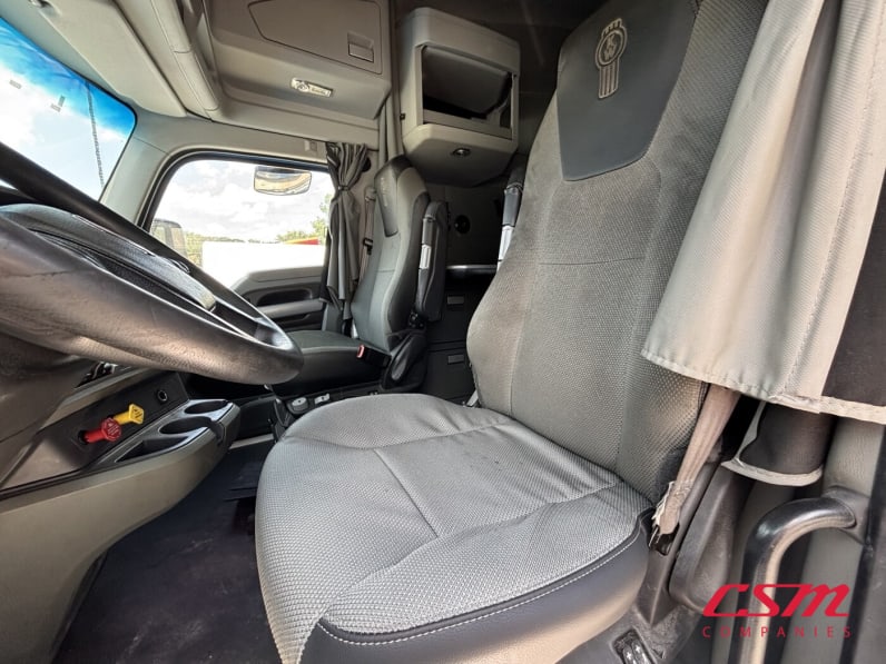 Interior seats for this 2022 Kenworth T680 (Stock number: UNJ467110)Weeee