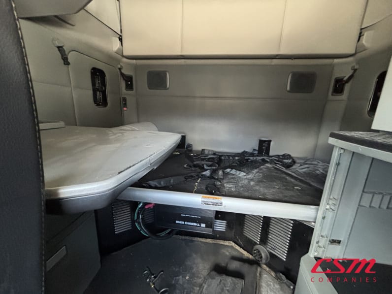 Interior wide sleeper view for this 2022 Kenworth T680 (Stock number: UNJ467110)Weeee