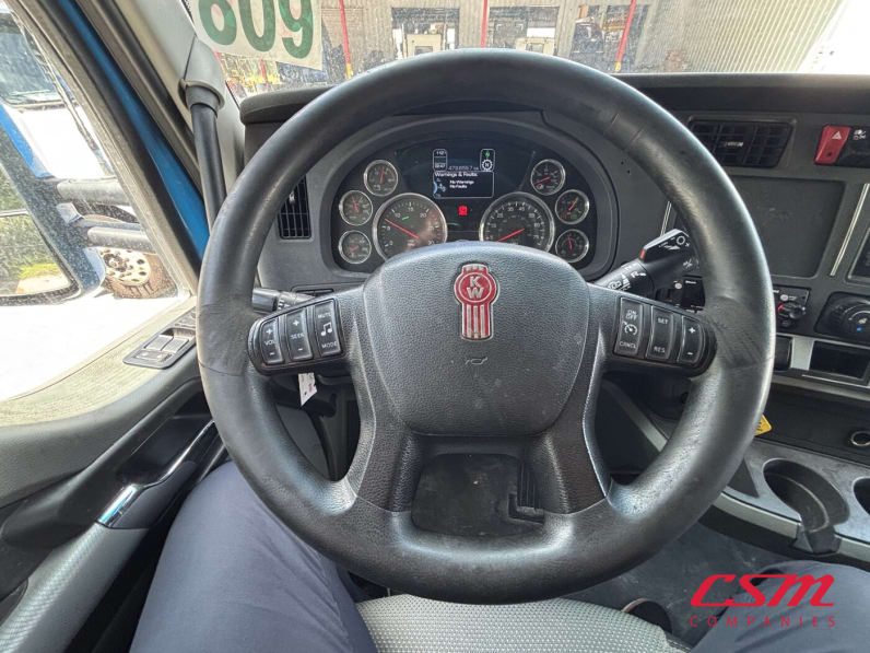 Interior steering wheel for this 2022 Kenworth T680 (Stock number: UNJ467110)Weeee