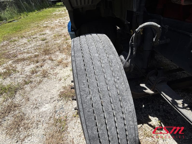 Passenger side front tire tread for this 2022 Kenworth T680 (Stock number: UNJ467110)Weeee