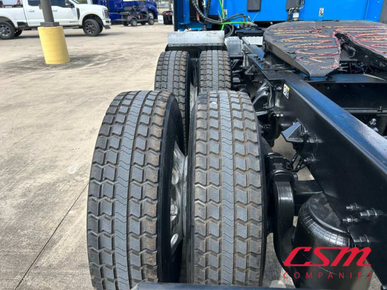 Driver side rear frame and tire tread for this 2022 Kenworth T680 (Stock number: UNJ467114)