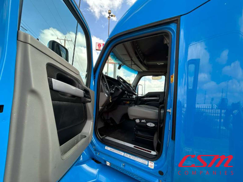 Drivers side door open for this 2022 Kenworth T680 (Stock number: UNJ467114)