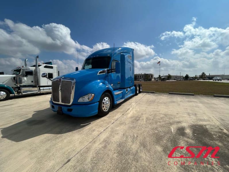 Exterior front drivers side for this 2022 Kenworth T680 (Stock number: UNJ467114)