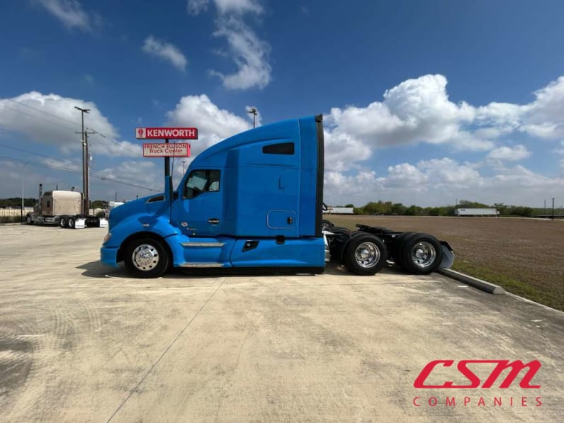 Exterior full driver side for this 2022 Kenworth T680 (Stock number: UNJ467114)