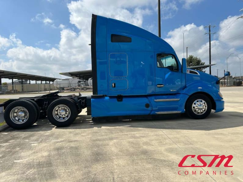 Exterior full passenger side for this 2022 Kenworth T680 (Stock number: UNJ467114)