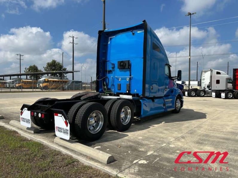 Exterior rear passenger side for this 2022 Kenworth T680 (Stock number: UNJ467114)