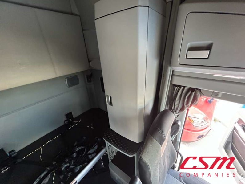 Interior driver side sleeper for this 2022 Kenworth T680 (Stock number: UNJ467114)