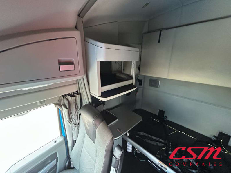 Interior passenger side sleeper for this 2022 Kenworth T680 (Stock number: UNJ467114)