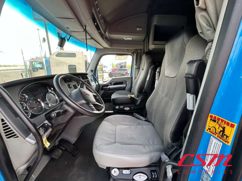 Interior seats for this 2022 Kenworth T680 (Stock number: UNJ467114)