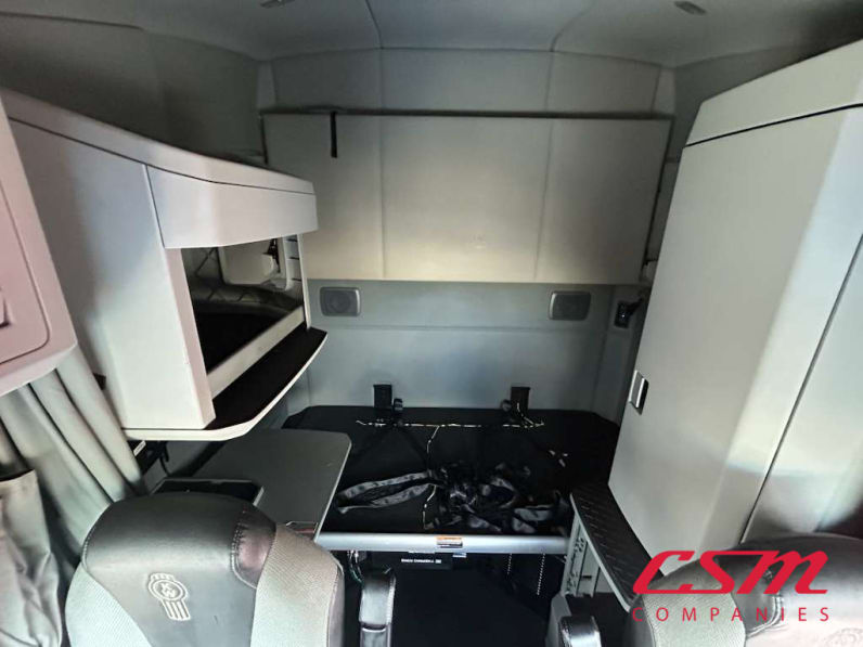 Interior wide sleeper view for this 2022 Kenworth T680 (Stock number: UNJ467114)