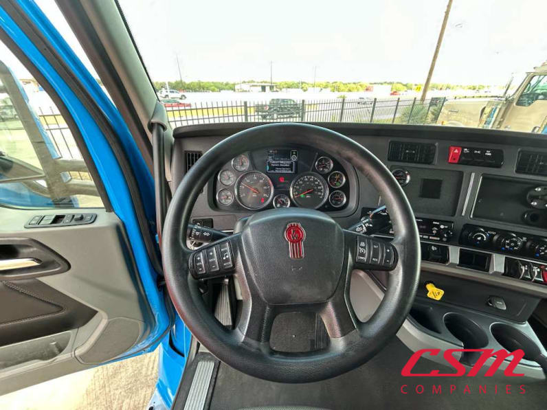 Interior steering wheel for this 2022 Kenworth T680 (Stock number: UNJ467114)