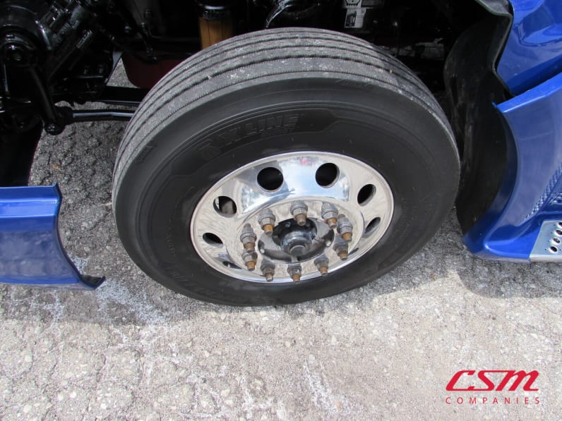 Driver side front tire tread for this 2022 Kenworth T680 (Stock number: UNJ467115)