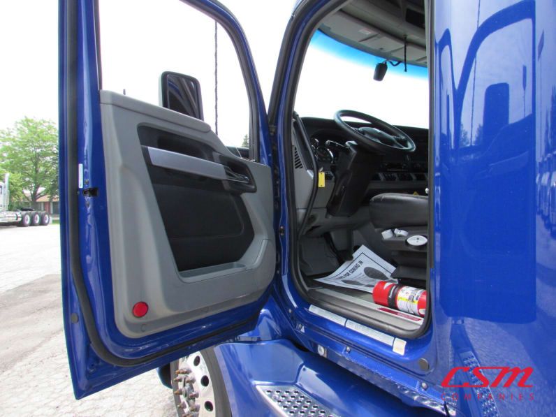 Drivers side door open for this 2022 Kenworth T680 (Stock number: UNJ467115)