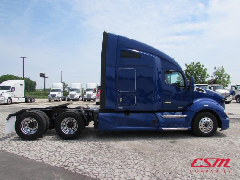 Exterior full passenger side for this 2022 Kenworth T680 (Stock number: UNJ467115)