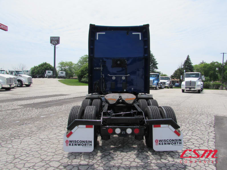Exterior full rear view for this 2022 Kenworth T680 (Stock number: UNJ467115)
