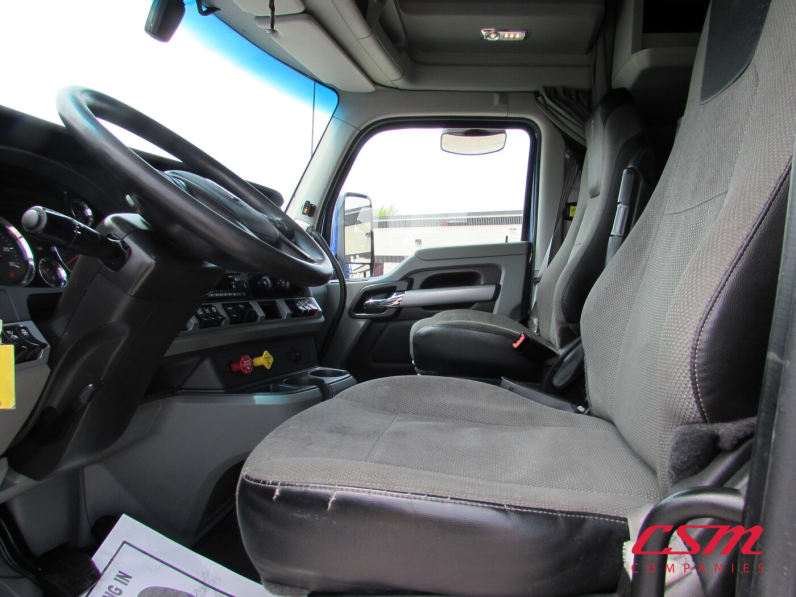 Interior seats for this 2022 Kenworth T680 (Stock number: UNJ467115)