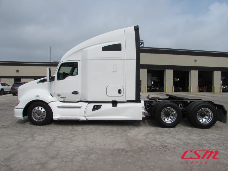 Exterior full driver side for this 2022 Kenworth T680 (Stock number: UNJ467122)Weeee