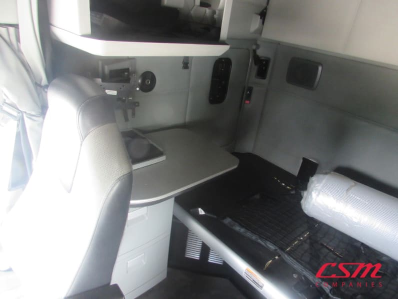 Interior passenger side sleeper for this 2022 Kenworth T680 (Stock number: UNJ467122)Weeee