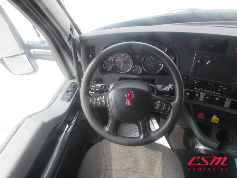 Interior steering wheel for this 2022 Kenworth T680 (Stock number: UNJ467122)Weeee