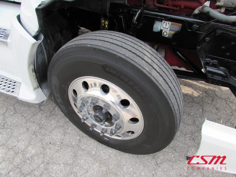 Passenger side front tire tread for this 2022 Kenworth T680 (Stock number: UNJ467122)Weeee