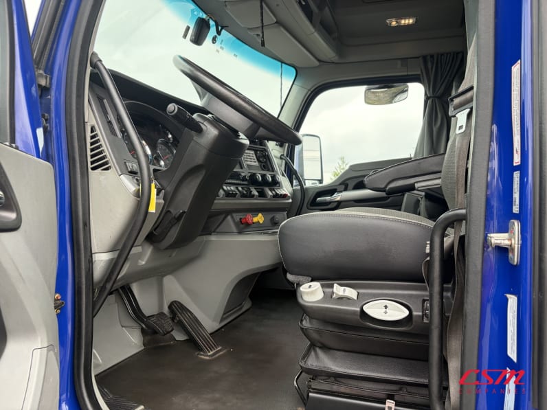 Drivers side door open for this 2022 Kenworth T680 (Stock number: UNJ467130)Weeee