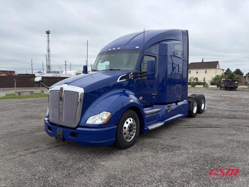 Exterior front drivers side for this 2022 Kenworth T680 (Stock number: UNJ467130)Weeee