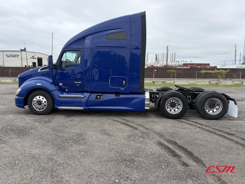 Exterior full driver side for this 2022 Kenworth T680 (Stock number: UNJ467130)Weeee