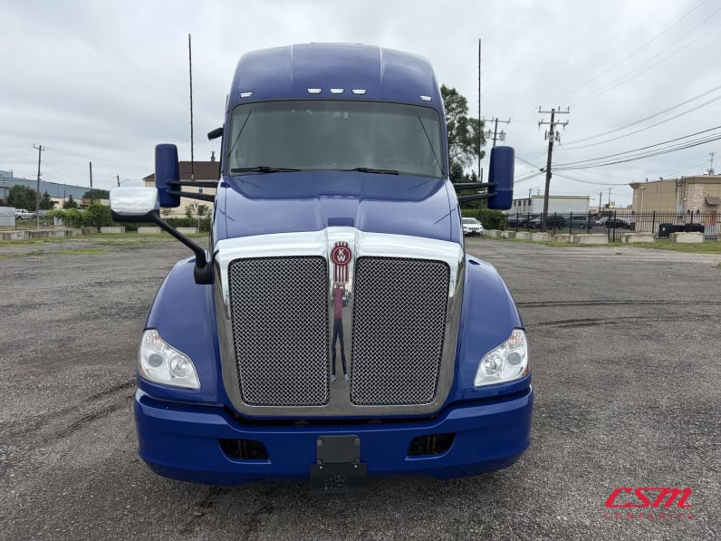 Exterior full front view for this 2022 Kenworth T680 (Stock number: UNJ467130)Weeee