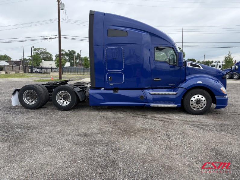 Exterior full passenger side for this 2022 Kenworth T680 (Stock number: UNJ467130)Weeee
