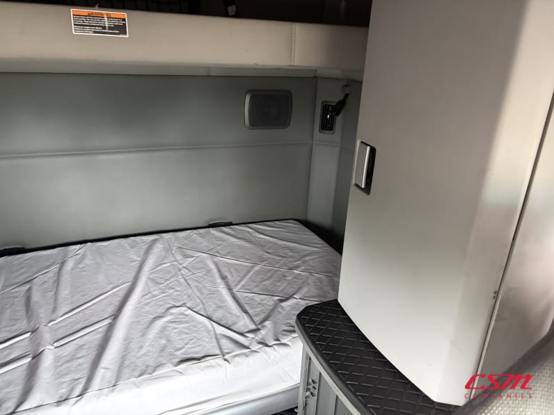 Interior driver side sleeper for this 2022 Kenworth T680 (Stock number: UNJ467130)Weeee