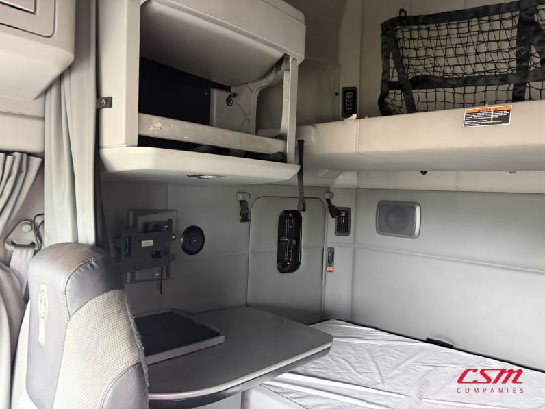 Interior passenger side sleeper for this 2022 Kenworth T680 (Stock number: UNJ467130)Weeee