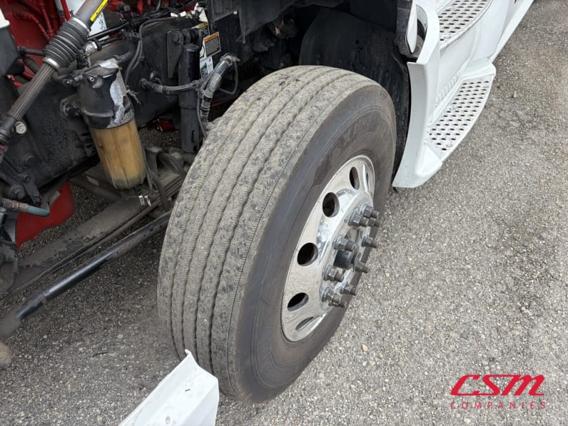 Driver side front tire tread for this 2022 Kenworth T680 (Stock number: UNJ467136)Weeee