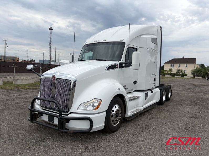 Exterior front drivers side for this 2022 Kenworth T680 (Stock number: UNJ467136)Weeee