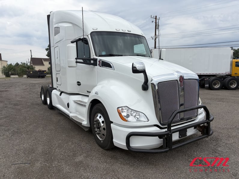 Exterior front passenger side for this 2022 Kenworth T680 (Stock number: UNJ467136)Weeee