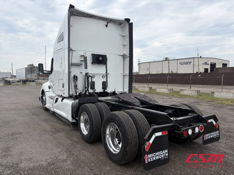 Exterior rear driver side for this 2022 Kenworth T680 (Stock number: UNJ467136)Weeee