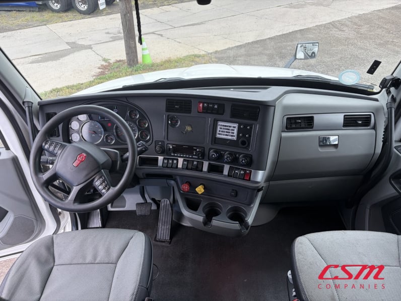 Interior cockpit for this 2022 Kenworth T680 (Stock number: UNJ467136)Weeee
