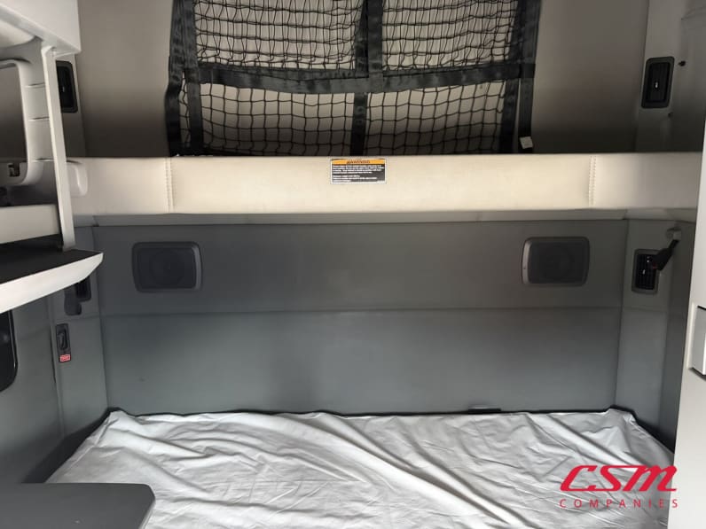 Interior wide sleeper view for this 2022 Kenworth T680 (Stock number: UNJ467136)Weeee