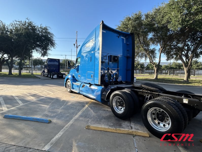 Exterior rear driver side for this 2022 Kenworth T680 (Stock number: UNJ467140)Weeee