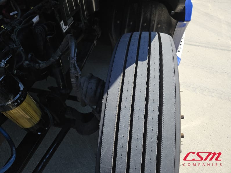 Driver side front tire tread for this 2022 Kenworth T680 (Stock number: UNJ467145)