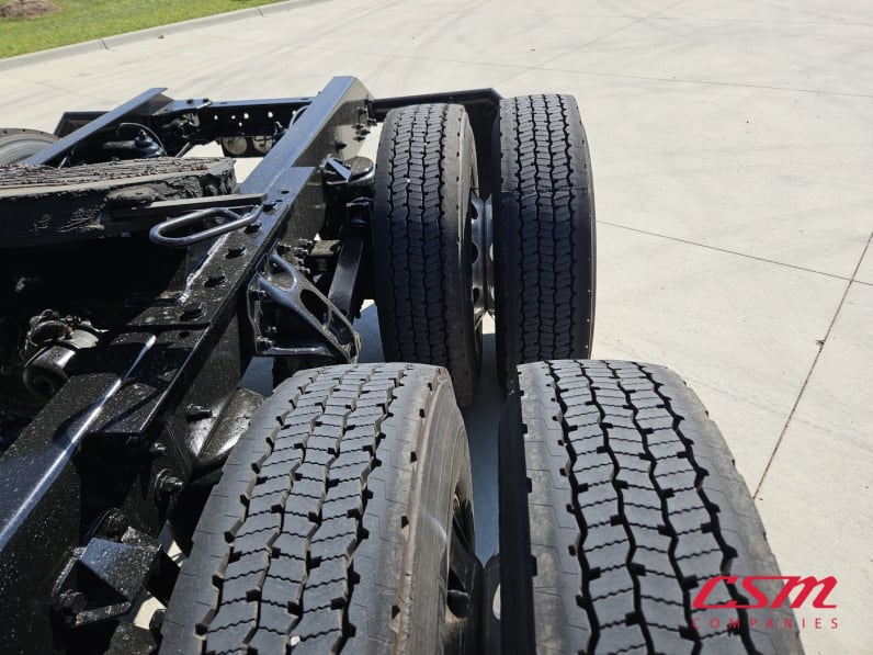 Driver side rear frame and tire tread for this 2022 Kenworth T680 (Stock number: UNJ467145)