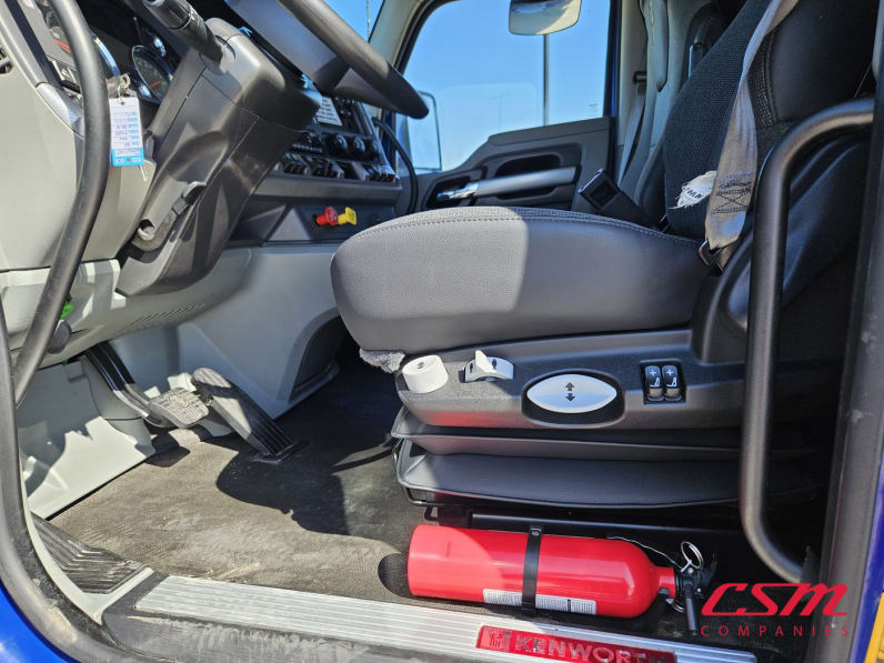 Drivers side door open for this 2022 Kenworth T680 (Stock number: UNJ467145)