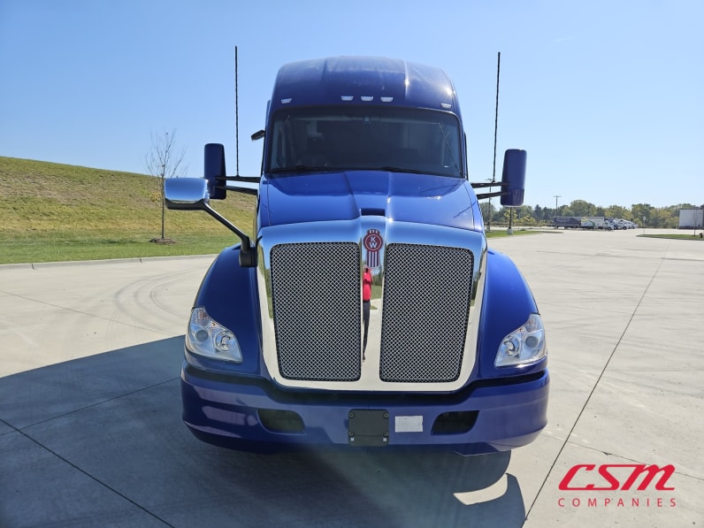 Exterior full front view for this 2022 Kenworth T680 (Stock number: UNJ467145)